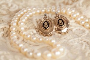 Why Antique Jewelry Is a Great Gift Option