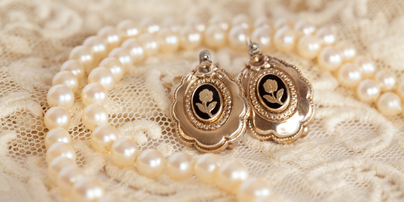 Why Antique Jewelry Is a Great Gift Option